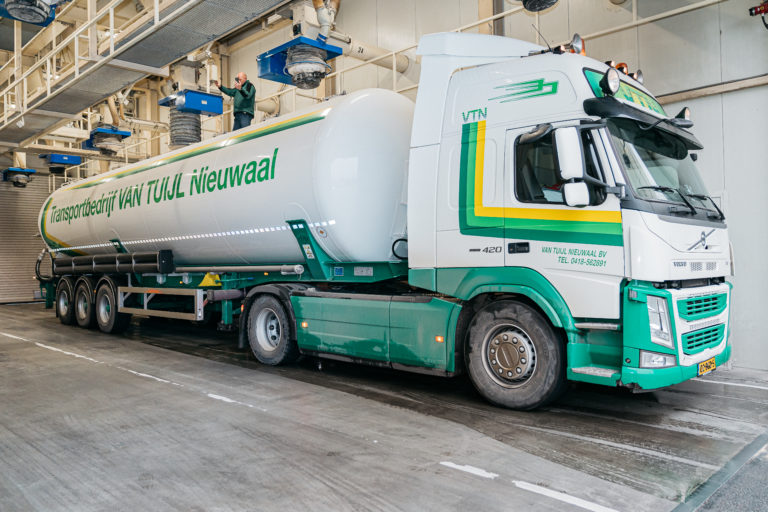 Tractor unit with silo trailer