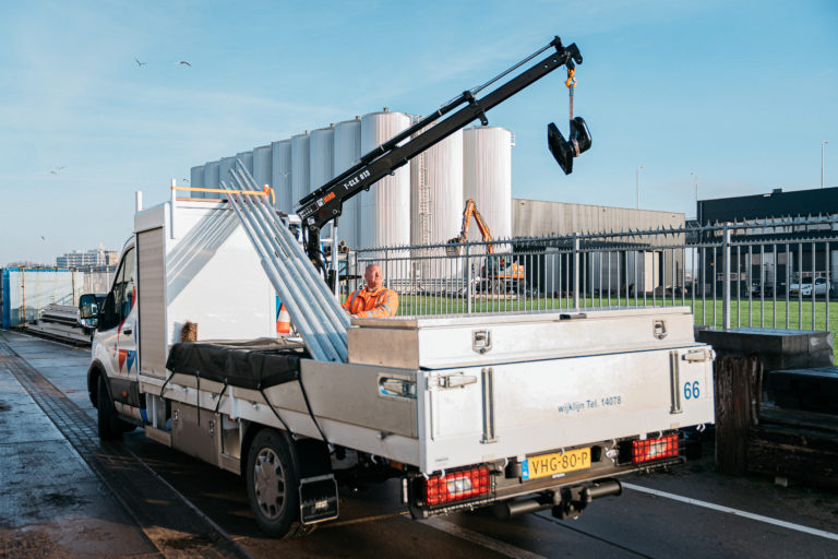 Light commercial vehicle with open loading platform