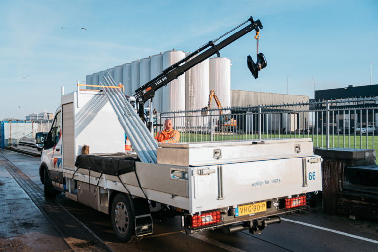 Lichte bedrijfswagen met open laadbak