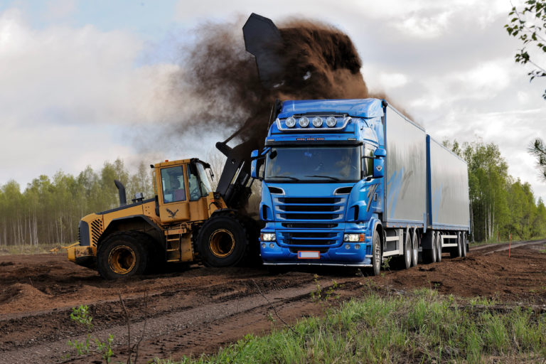 Tractor unit with trailer (tipper, walking floor)